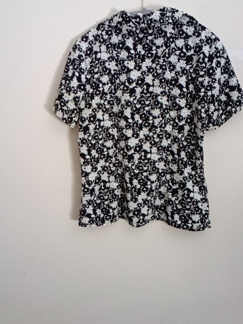 NOTATIONS Floral Button-Down Short Sleeve Top - Black & White SIZE MEDIUM - Picture 6 of 6